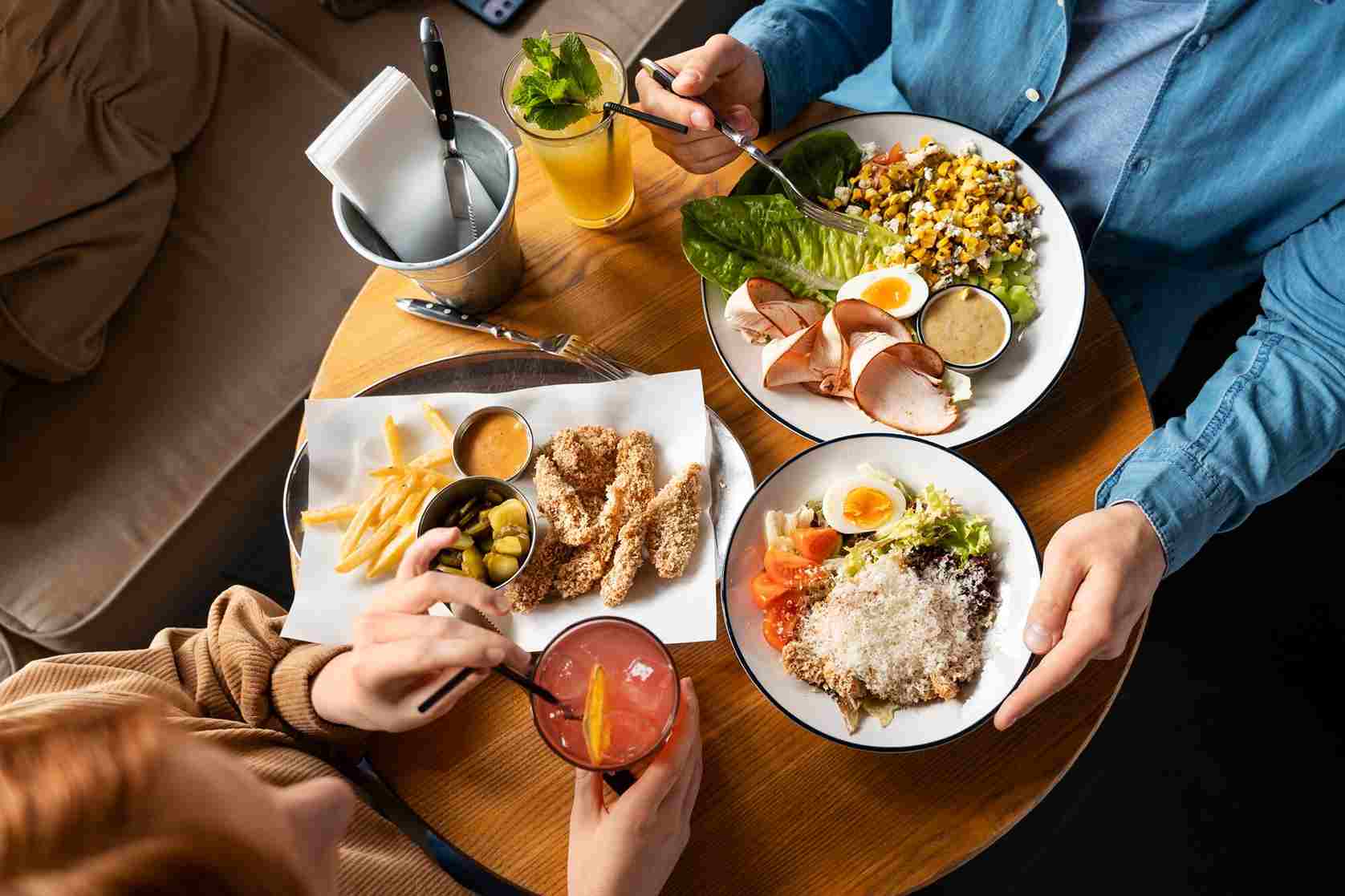 Mengenal Lebih Dalam Apa Itu Dine In? Simak Definisi, Keunggulan, dan Perbedaannya dengan Take Away