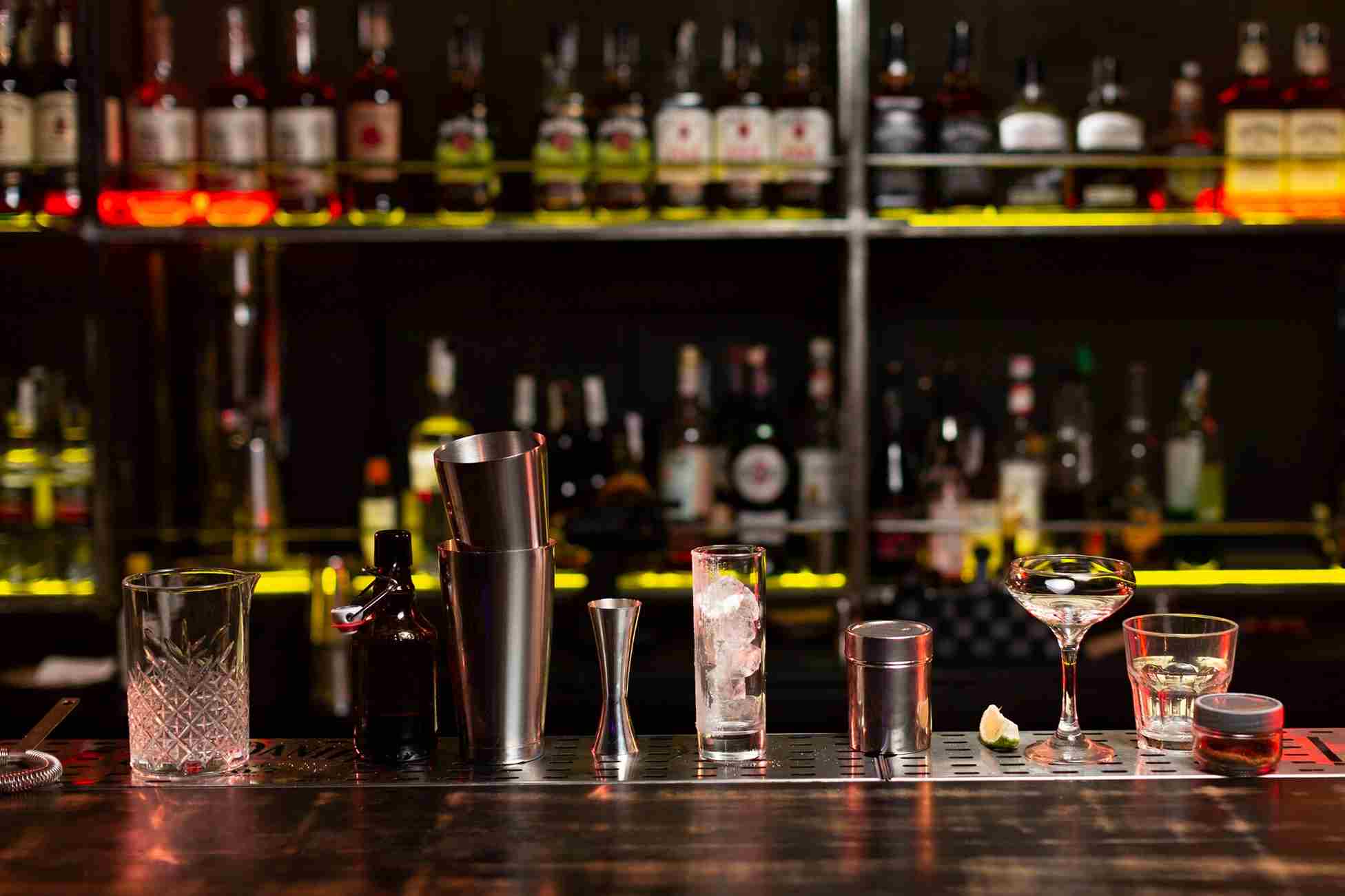 Barback vs. Bartender: Ini Bedanya yang Wajib Kamu Tahu!